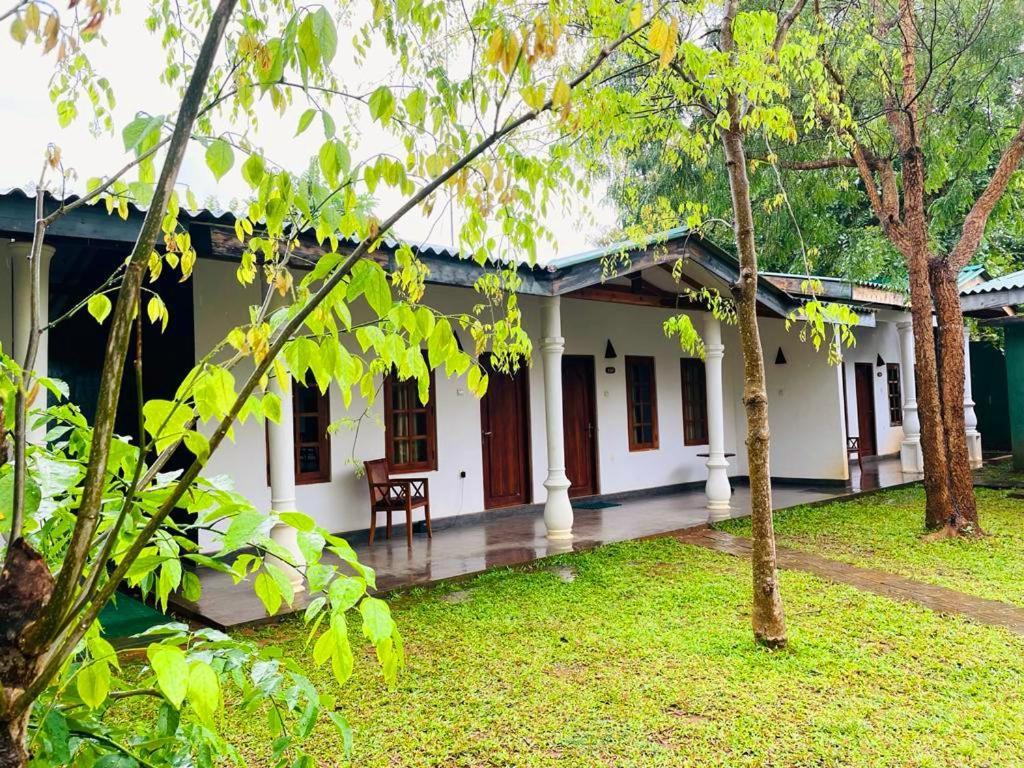 Kingfisher Resort Sigiriya Exterior foto